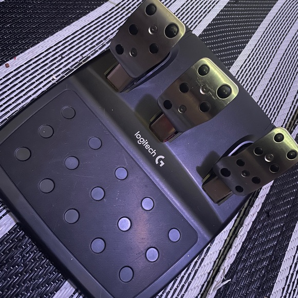 Logitech G29 Steering wheel w/ gear shifter and pedals - Picture 4 of 7